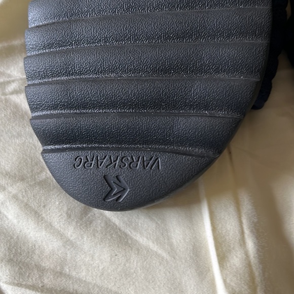 Varskarc sandal size 10.5 wide navy - Picture 3 of 4